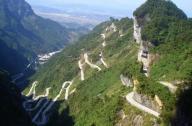 自駕車友想要挑戰(zhàn)的終極“天路”：張家界天門(mén)山公路
